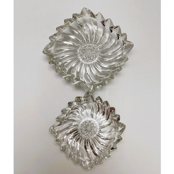 Vintage Pair of Pressed Glass Nesting Flared Flower Trinket Dishes (1960s) - Picture 3 of 5